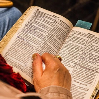 Quais livros não têm na bíblia evangélica?