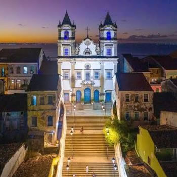 Por que as igrejas católicas possuem escadas?