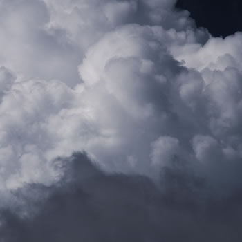 Por que as nuvens de chuva são escuras?