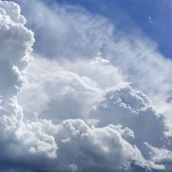 Por que as nuvens são brancas, e as de chuva são cinza?... - Veja mais em https://www.uol.com.br/tilt/noticias/redacao/2021/11/27/por-que-as-nuvens-sao-brancas-e-as-de-chuva-sao-cinza.htm?cmpid=copiaecola