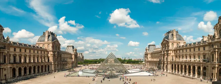 O museu do Louvre é um dos mais famosos e visitados do mundo