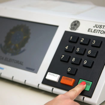 Como era a votação antes da urna eletrônica no Brasil?
